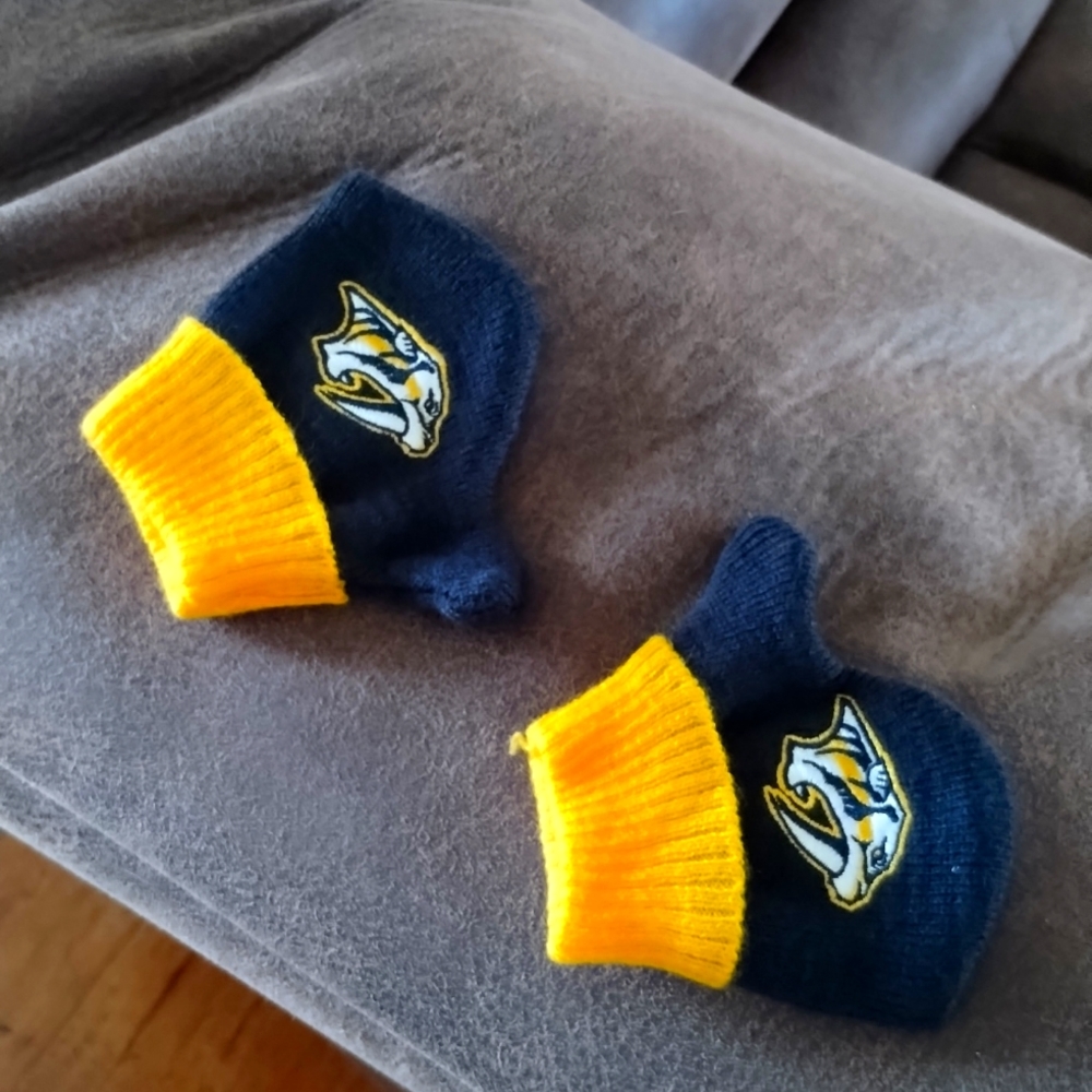 Nashville Predators Gloves